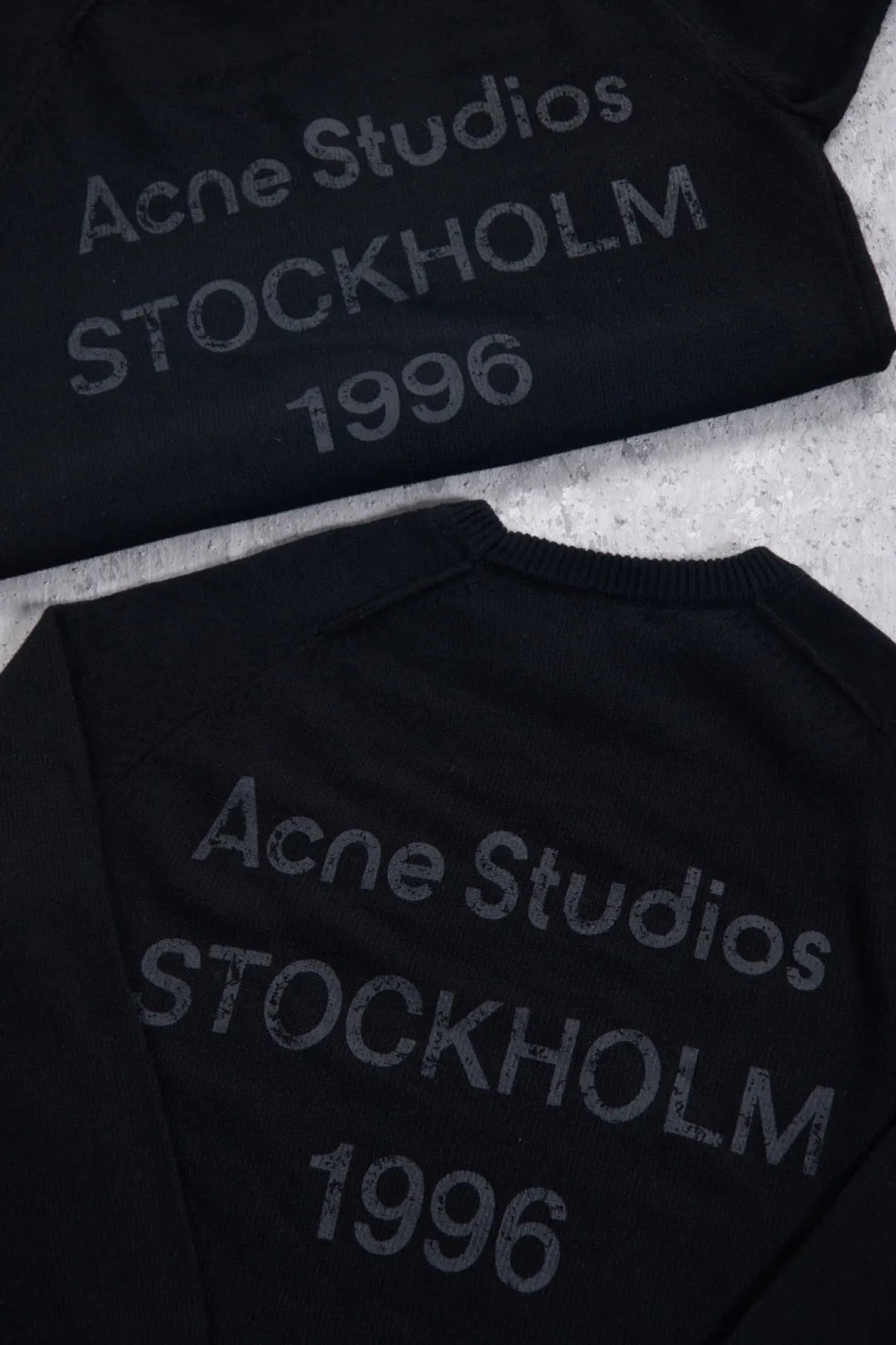 160 Acne Studios' minimalist design has become a new Nordic myth through artistic precipitation and sublimation. The typical cold style design has made fashion people who pursue low-key luxury become his loyal fans. Color: Black ACNE back sweater Fabric: 50% wool knitted fabric is thick and delicate, soft and skin-friendly, with good warmth retention. It can be worn alone or layered in autumn and winter with enough texture. Craftsmanship: The letters on the back are distressed and destroyed. The edges of the letters have a sense of wear. They are not ordinary flat printing. Details: All accessories are customized. The level of fineness can be compared with domestic. Cross-border special Size chart: S (chest 60, clothing length 66, sleeve length 81) M (chest 62, dress length 68, sleeve length 82) L (chest 64, dress length 70, sleeve length 83) 185-190cm, 185 pounds XL